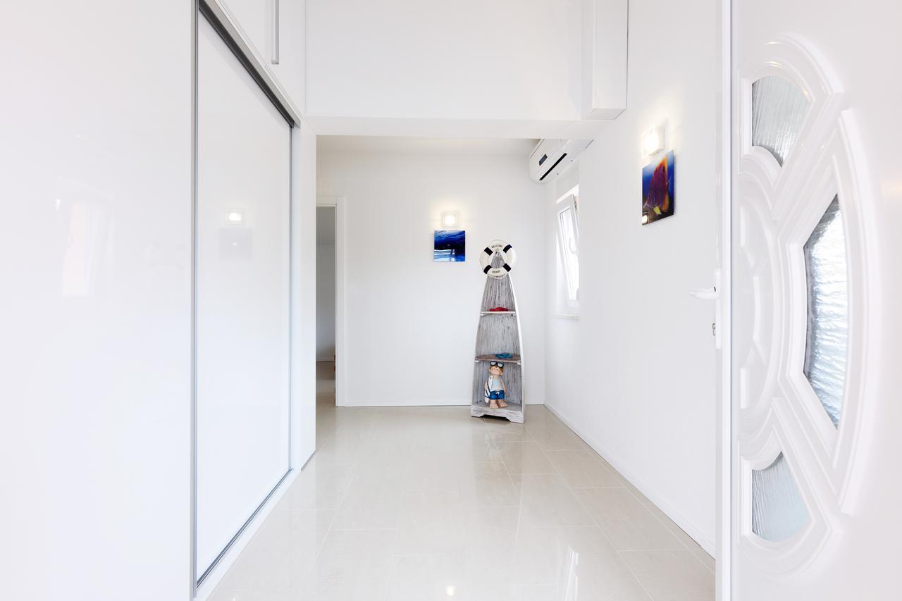 Studio Apartment Maslina Gornji Karin Rum bild